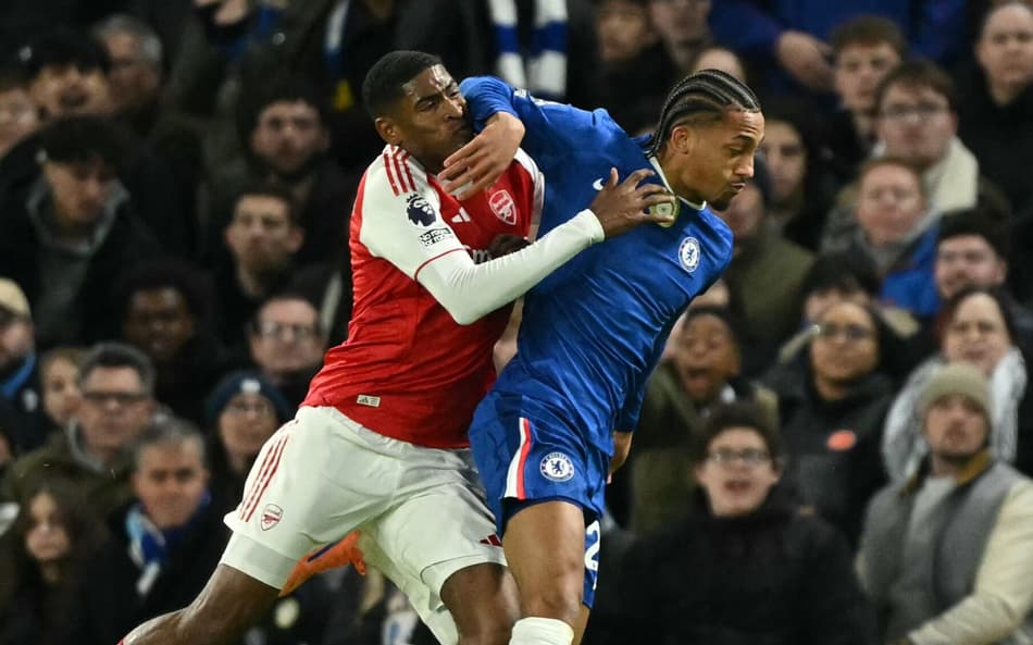 João Pedro disputa bola em Chelsea x Arsenal (Foto: JUSTIN TALLIS / AFP)