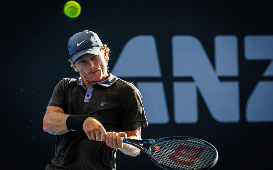 O australiano Dane Sweeny na derrota para o americano Reilly Opelka em Brisbane (Foto: Patrick HAMILTON / AFP)