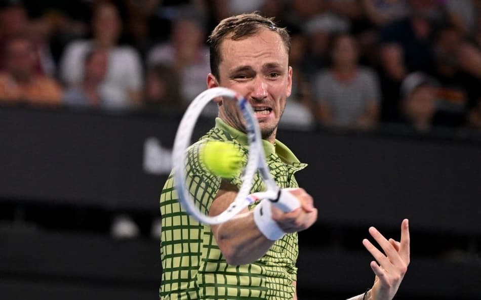 O russo Daniil Medvedev devolve a bola na vitória sobre o húngaro Marton Fucsovics (Foto; William WEST / AFP)