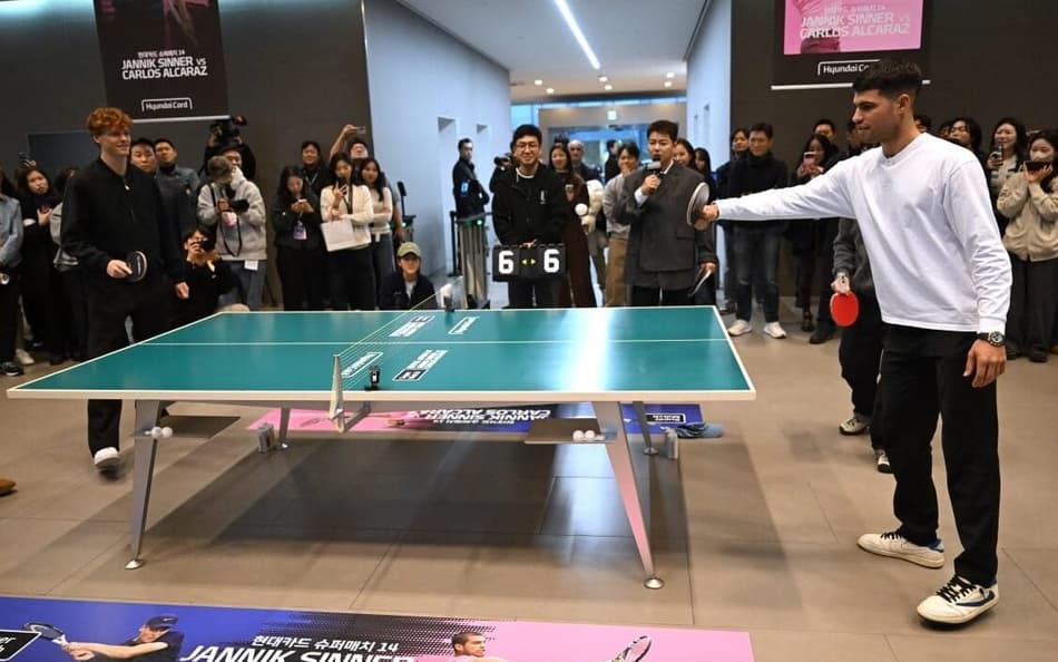 Jannik Sinner e Carlos Alcaraz jogam tênis de mesa em ação comercial em Seul