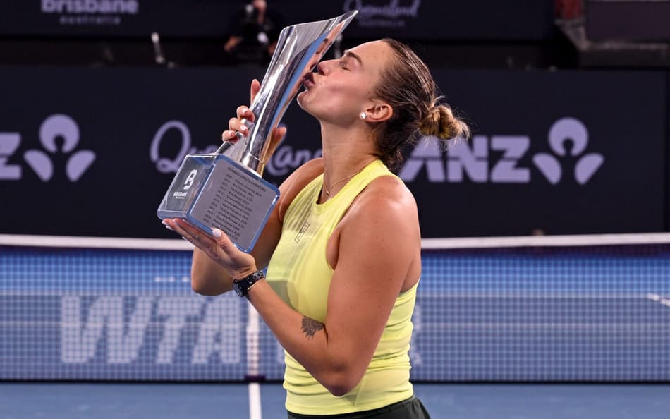 Aryna Sabalenka comemora vitória sobre Marta Kostyuk na final de simples feminino do WTA de Brisbane, em 11 de janeiro de 2026. (Foto: William West/AFP)