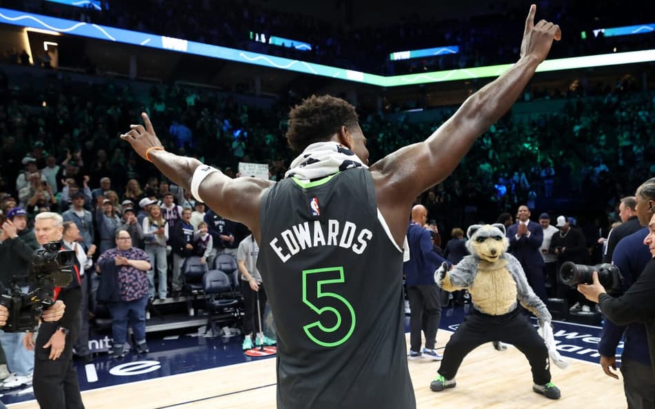Anthony Edwards comemora vitória do Timberwolves sobre o Spurs em Minneapolis (Foto: David Berding/Getty Images/AFP)