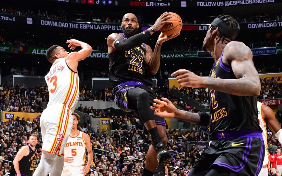 LeBron James, do Los Angeles Lakers, durante jogo contra o Atlanta Hawks em 13 de janeiro de 2026, em Los Angeles. (Foto: Adam Pantozzi/NBAE/Getty Images/AFP)