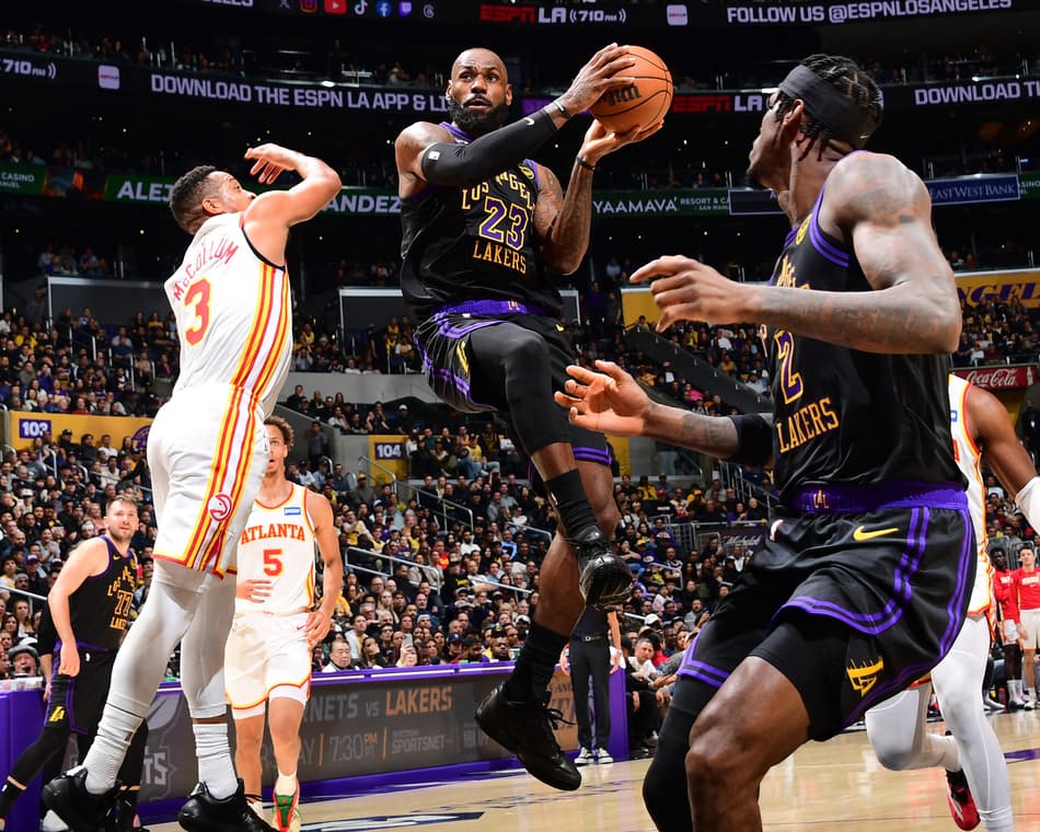 LeBron James, do Los Angeles Lakers, durante jogo contra o Atlanta Hawks em 13 de janeiro de 2026, em Los Angeles. (Foto: Adam Pantozzi/NBAE/Getty Images/AFP)