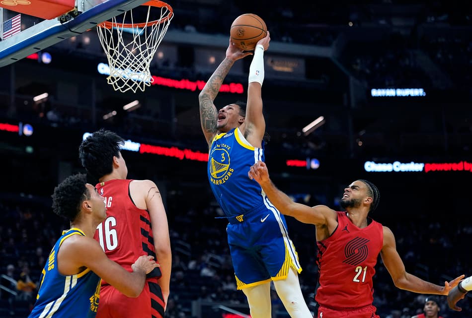 Will Richard, do Golden State Warriors, sofre falta de Rayan Rupert, do Portland Trail Blazers, ao tentar enterrada em 13 de janeiro de 2026, em San Francisco. (Foto: Thearon W. Henderson/Getty Images/AFP)