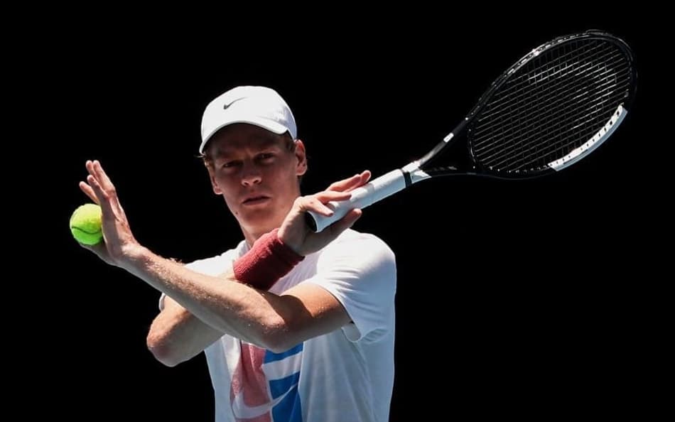 O italiano Jannik Sinner gesticula em treino no Australian Open (Foto: DAVID GRAY / AFP) / -- IMAGE RESTRICTED TO EDITORIAL USE - STRICTLY NO COMMERCIAL USE --