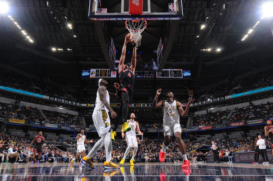 Scottie Barnes, do Toronto Raptors, enterra a bola durante jogo contra o Indiana Pacers em 14 de janeiro de 2026, em Indianápolis. (Foto: Ron Hoskins/NBAE/Getty Images/AFP)