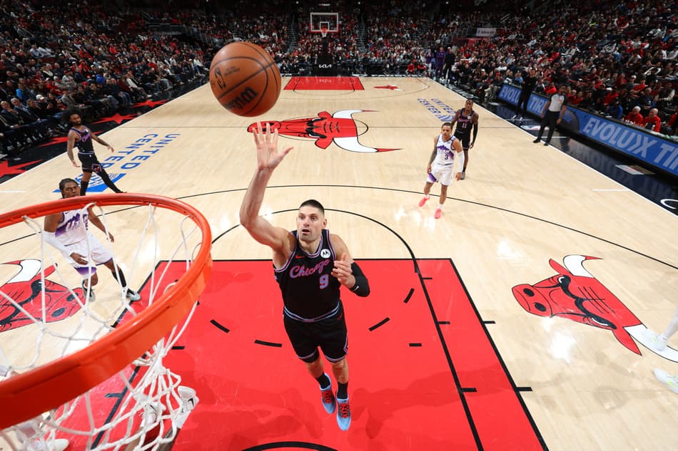 Nikola Vucevic, do Chicago Bulls, durante jogo contra o Utah Jazz em 14 de janeiro de 2026, em Chicago. (Foto: Jeff Haynes/NBAE/Getty Images/AFP)