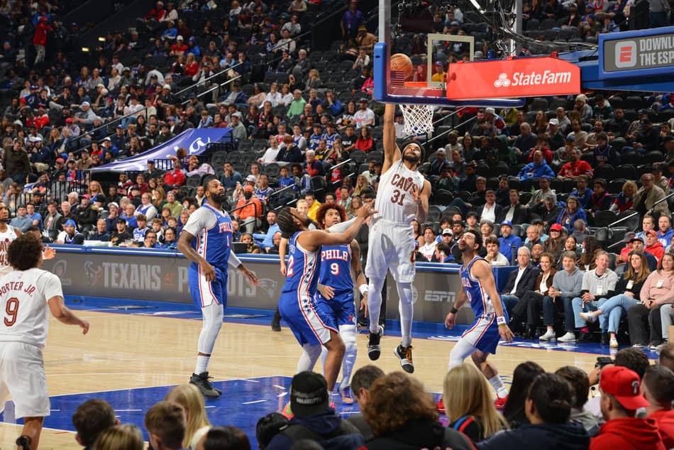 Jarrett Allen, do Cleveland Cavaliers, enterra a bola durante jogo contra o Philadelphia 76ers em 14 de janeiro de 2026, na Filadélfia. (Foto: Jesse D. Garrabrant/NBAE/Getty Images/AFP)
