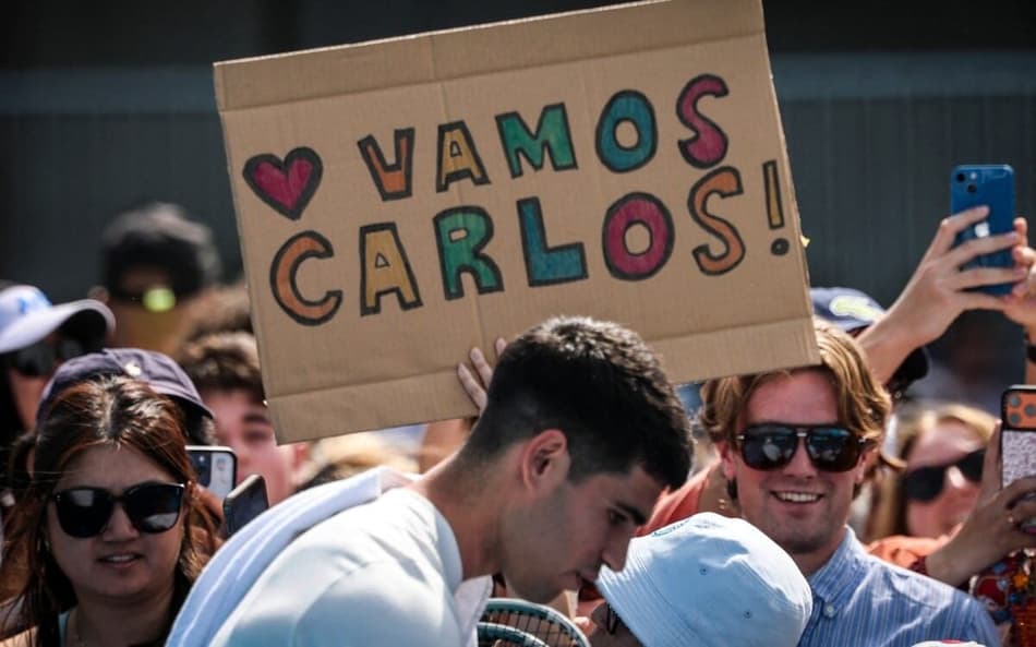 O espanhol Carlos Alcaraz retribui o carinho do público no Australian Open