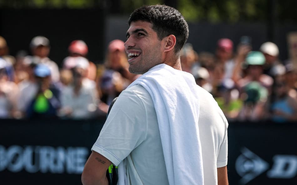 O espanhol Carlos Alcaraz durante treino em Melbourne em 15 de janeiro de 2026, antes do Aberto da Austrália, que começa no dia 18. (Foto: David Gray/AFP)