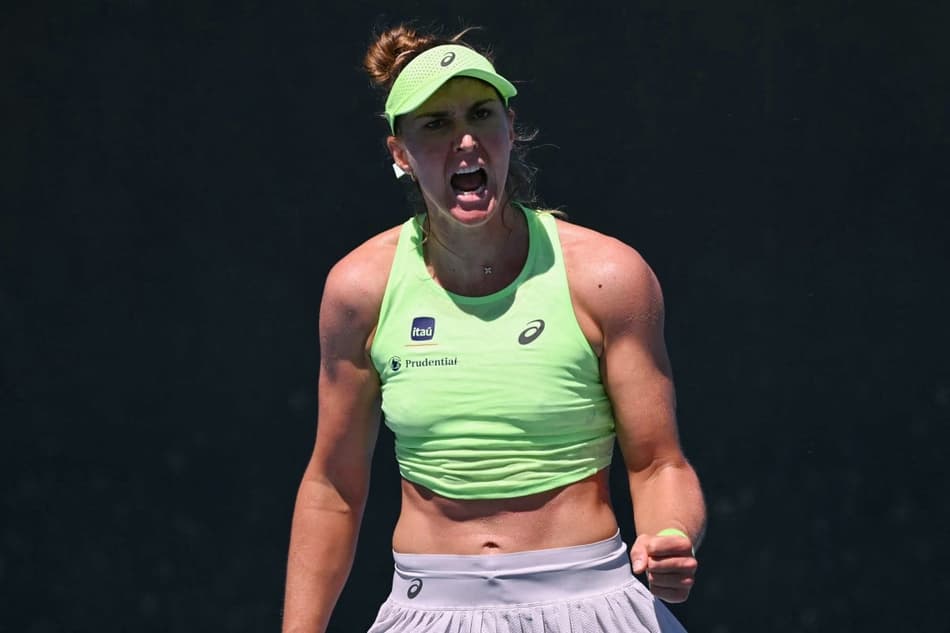 Bia Haddad celebra ponto na estreia no Australian Open (Foto: WILLIAM WEST / AFP)