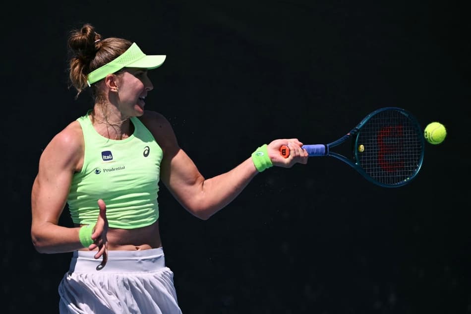 Bia Haddad devolve a bola de forehand na estreia contra a cazaque Yulia Putintseva no Australian Open (Foto: WILLIAM WEST / AFP)