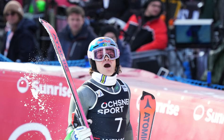 O brasileiro Lucas Pinheiro Braathen reage na área de chegada após a segunda descida do slalom masculino da Copa do Mundo de esqui alpino, em Wengen, em 18 de janeiro de 2026 (Foto: Dimitar Dilkoff/AFP)