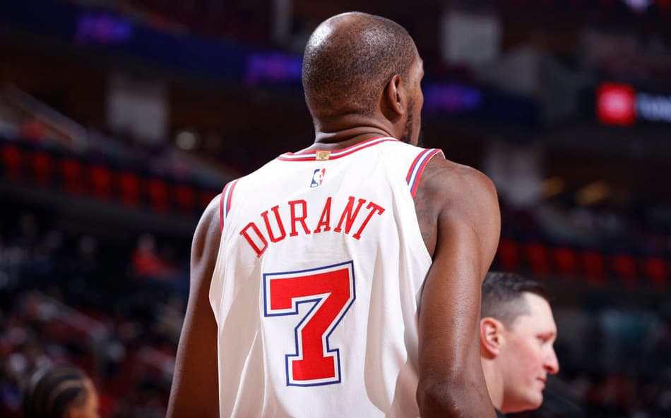 Kevin Durant durante jogo dos Rockets contra os Pelicans, em Houston, em 18 de janeiro de 2026. (Foto: Logan Riely/NBAE/Getty Images/AFP)