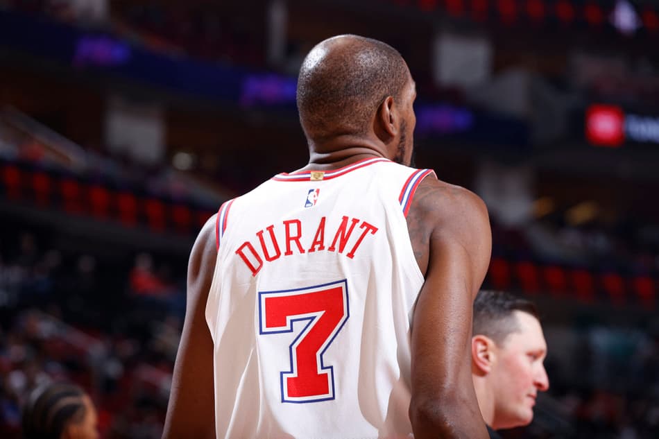 Kevin Durant durante jogo dos Rockets contra os Pelicans, em Houston, em 18 de janeiro de 2026. (Foto: Logan Riely/NBAE/Getty Images/AFP)