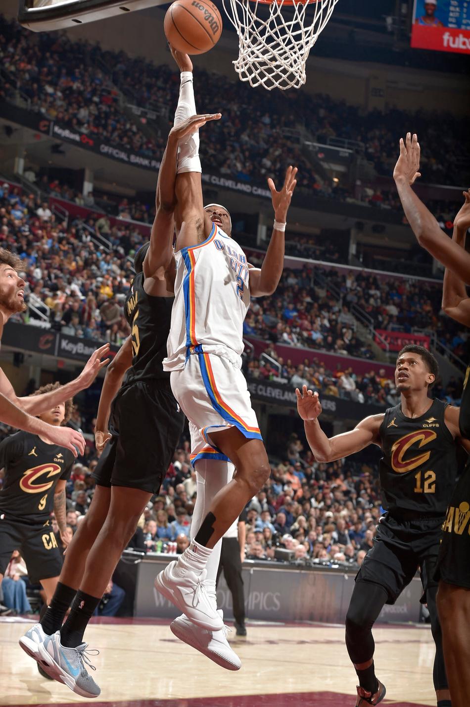 Shai Gilgeous-Alexander, do Oklahoma City Thunder, avança à cesta contra o Cleveland Cavaliers na Rocket Arena, em 19/1/2026 (Foto: David Liam Kyle/NBAE via Getty Images/AFP)