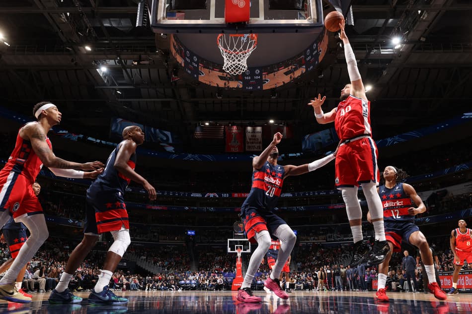 Ivica Zubac, do LA Clippers, avança à cesta contra o Washington Wizards no Capital One Arena, em 19/1/2026 (Foto: Stephen Gosling/NBAE via Getty Images/AFP)