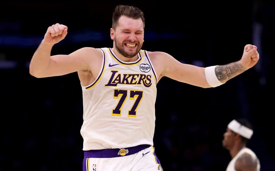 Luka Doncic contra o Raptors (Foto: Katelyn Mulcahy/Getty Images/AFP)