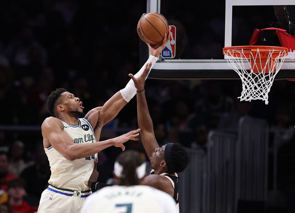 Giannis Antetokounmpo, do Milwaukee Bucks, ataca a cesta contra Onyeka Okongwu, do Atlanta Hawks, no terceiro quarto na State Farm Arena, em 19/1/2026 (Foto: Kevin C. Cox/Getty Images/AFP)