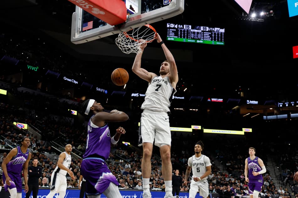 Luke Kornet, do San Antonio Spurs, enterra contra o Utah Jazz na segunda metade no Frost Bank Center, em 19/1/2026 (Foto: Ronald Cortes/Getty Images/AFP)