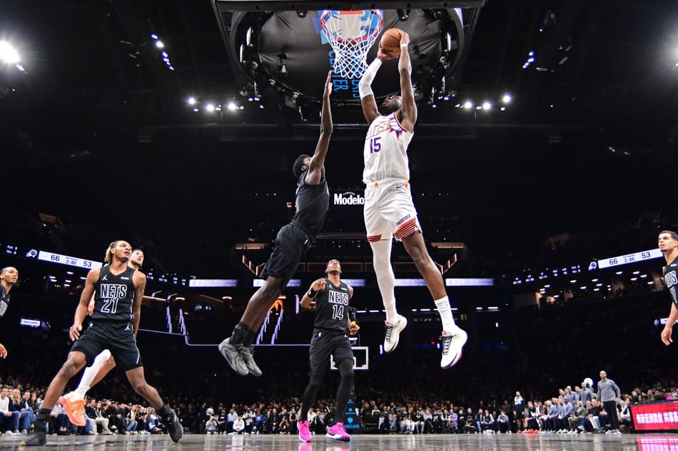 Mark Williams, do Phoenix Suns, enterra a bola contra o Brooklyn Nets no Barclays Center, em 19/1/2026 (Foto: Mike Lawrence/NBAE via Getty Images/AFP)