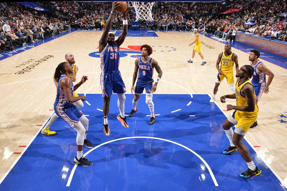 Adem Bona, do Philadelphia 76ers, pega o rebote contra o Indiana Pacers no Wells Fargo Center, em 19/1/2026 (Foto: Jesse D. Garrabrant/NBAE via Getty Images/AFP)
