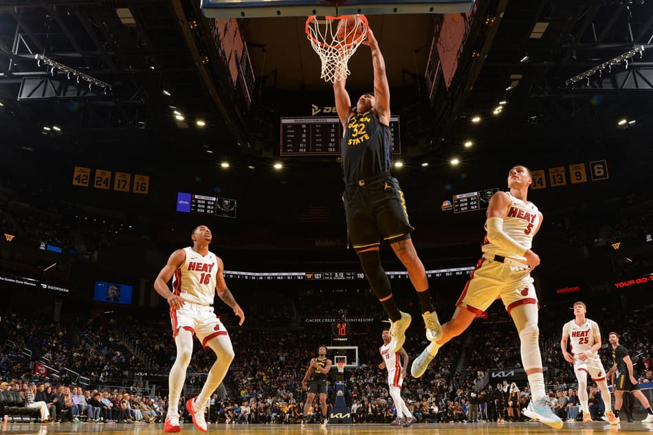 Trayce Jackson-Davis ,do Golden State Warriors, contra o Miami Heat no Chase Center, em San Francisco, em 19/1/2026 (Foto: Noah Graham/NBAE via Getty Images/AFP)
