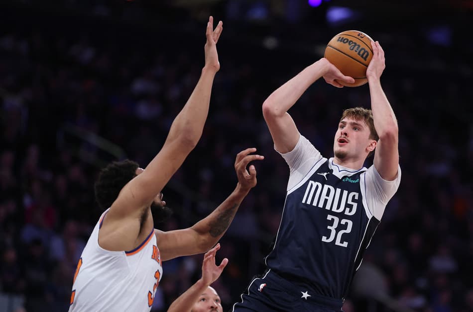 Cooper Flagg, do Dallas Mavericks, arremessa contra Karl-Anthony Towns, do New York Knicks, no Madison Square Garden, em 19/1/2026 (Foto: Al Bello/Getty Images/AFP)