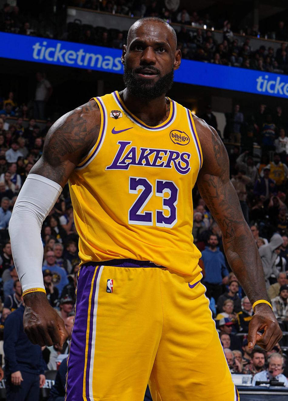 LeBron James, do Lakers, comemora durante jogo contra o Nuggets na Ball Arena (Foto: Garrett Ellwood/NBAE/Getty Images/AFP)