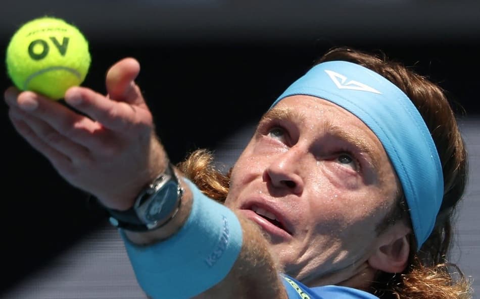 Rublev saca na vitória sobre o português Jaime Faria (Foto: DAVID GRAY / AFP)