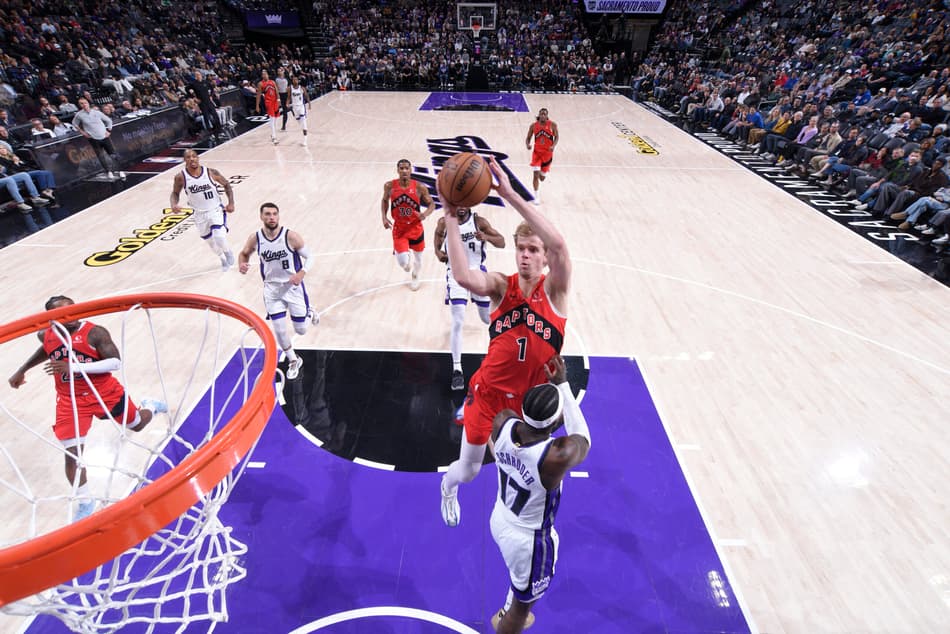 Gradey Dick, do Toronto Raptors, ataca a cesta contra o Sacramento Kings na NBA, em Sacramento, em 21 de janeiro de 2026 (Foto: Rocky Widner/NBAE/Getty Images/AFP)