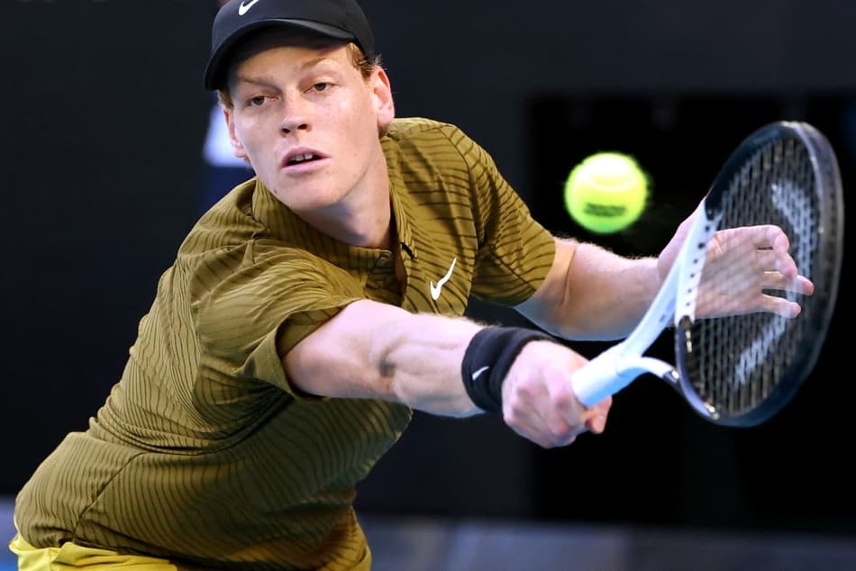 O italiano Jannik Sinner devolve a bolac contra o anfitrião James Duckworth no Australian Open (Foto: DAVID GRAY / AFP)