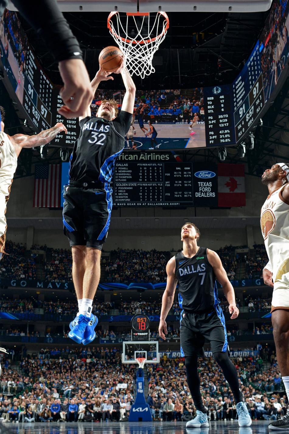 Cooper Flagg, do Dallas Mavericks, enterra contra o Golden State Warriors na NBA, em Dallas, em 22 de janeiro de 2026 (Foto: Glenn James/NBAE/Getty Images/AFP)