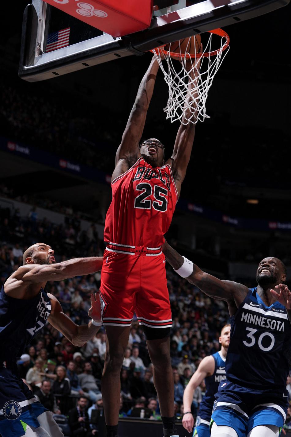 Jalen Smith, do Chicago Bulls, enterra contra o Minnesota Timberwolves na NBA, em Minneapolis, em 22 de janeiro de 2026 (Foto: Jordan Johnson/NBAE/Getty Images/AFP)