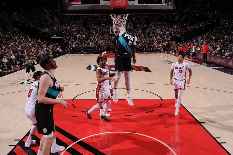 Portland Trail Blazers contra o Miami Heat na NBA, em Portland, em 22 de janeiro de 2026 (Foto: Cameron Browne/NBAE/Getty Images/AFP)