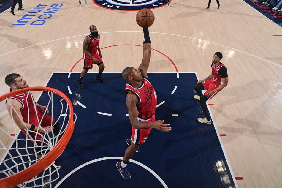 Kris Dunn, do LA Clippers, sobe para o rebote contra o Los Angeles Lakers na NBA, em Los Angeles, em 22 de janeiro de 2026 (Foto: Adam Pantozzi/NBAE/Getty Images/AFP)