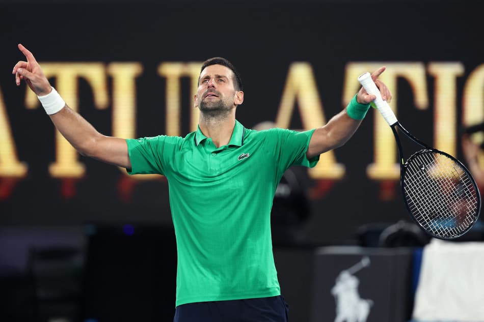 Novak Djokovic comemora a vitória sobre o holandês Botic van de Zandschulp após a partida de simples masculino no sétimo dia do Australian Open, em Melbourne, em 24 de janeiro de 2026 (Foto: Martin Keep/AFP)