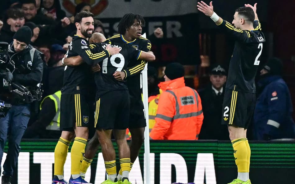 Dorgu marca para o United sobre o Arsenal (Foto: Ben STANSALL / AFP)