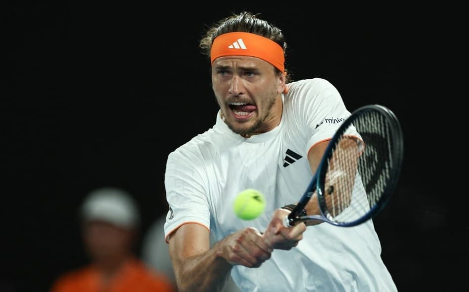 O alemão Alexander Zverev bate de backhand na partida contra o americano Learner Tien (Foto: Izhar Khan / AFP)