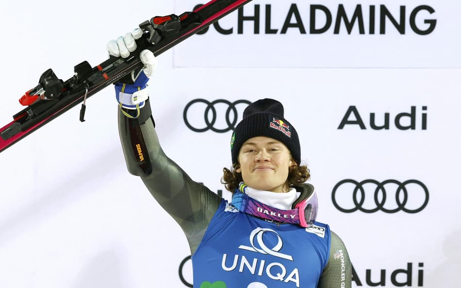 Lucas Pinheiro, do Brasil, celebra o segundo lugar no slalom gigante da Copa do Mundo de Esqui Alpino, em Schladming, Áustria, em 27 de janeiro de 2026. (Foto: Erwin Scheriau/Apa/Afp)