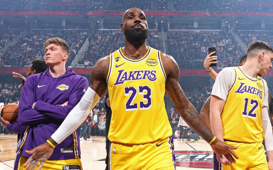 LeBron James lança pó de giz antes do jogo contra o Cleveland Cavaliers, na Rocket Arena. (Foto: Nathaniel S. Butler/Nbae/Getty Images/Afp)