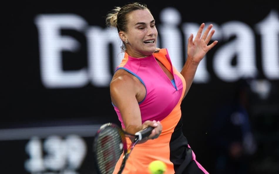 A bielorrussa Aryna Sabalenka acerta o forehand na partida contra a ucraniana Elina Svitolina no Australian Open (Foto: IZHAR KHAN / AFP)