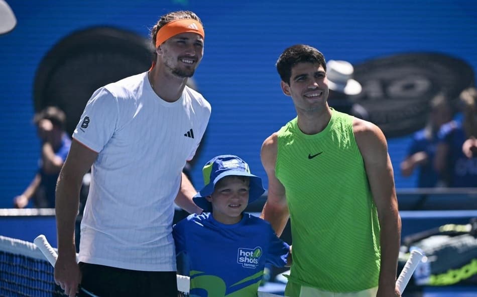 O alemão Alexander Zverev (e) e o espanhol Carlos Alcaraz posam antes da semifinal do Australian Open (Foto: WILLIAM WEST / AFP)