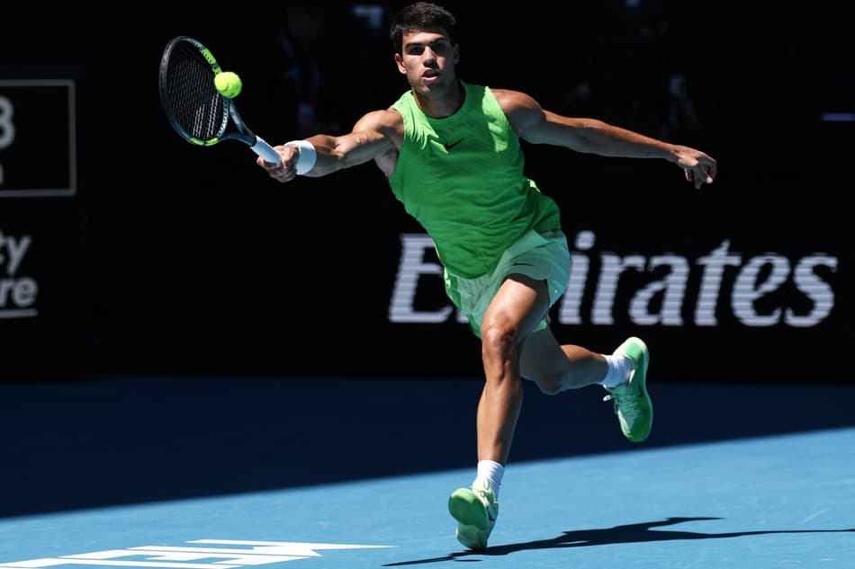 O espanhol Carlos Alcaraz se estica para devolver a bola contra o alemão Alexander Zverev na semifinal do Australian Open (Photo by IZHAR KHAN / AFP)