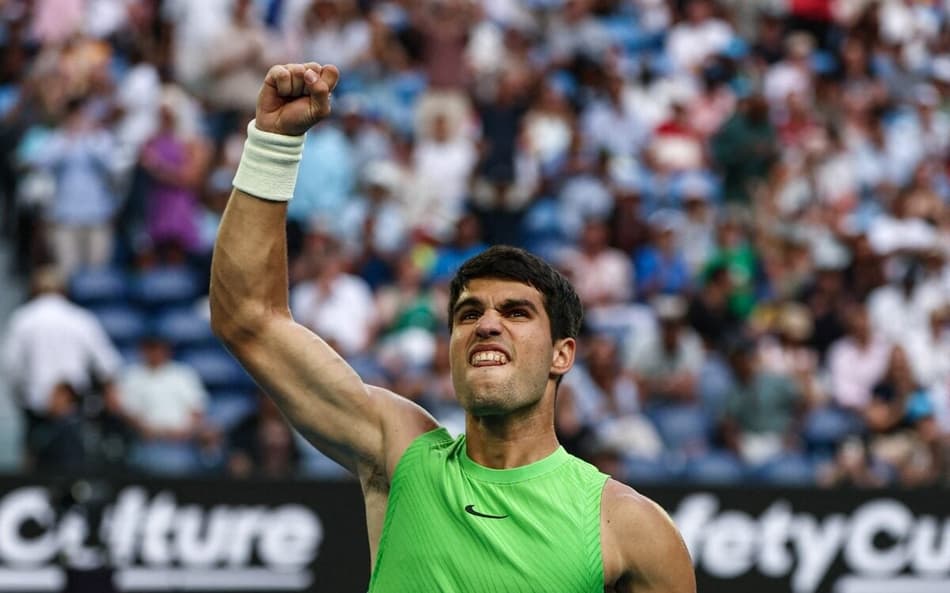 O espanhol Carlos Alcaraz levanta a torcida na semifinal do Australian Open contra o alemão Alexander Zverev