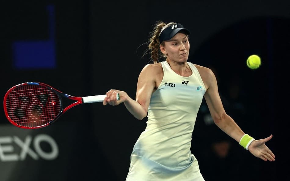 A cazaque Elena Rybakina acerta o forehande na final do Australian Open contra a bielorrussa Aryna Sabalenka (Foto: IZHAR KHAN / AFP)