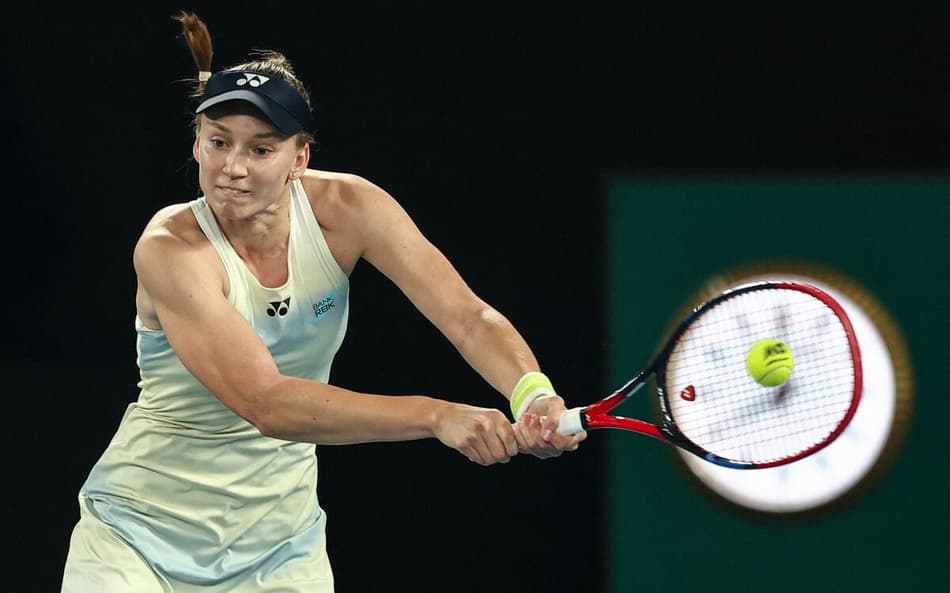 A cazaque Elena Rybakina na final do Australian Open contra a bielorrussa Aryna Sabalenka (Foto: IZHAR KHAN / AFP)