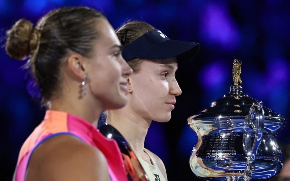 A bielorrussa Aryna Sabalenka e a cazaque Elena Rybakina na premiação do Australian Open (Foto: DAVID GRAY / AFP)