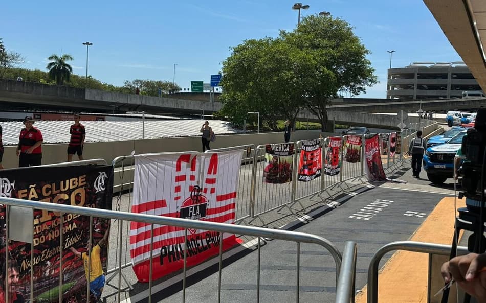 Torcida do Flamengo prende bandeiras nas grades do Galeão, onde chegará Paquetá (Foto: Lucas Bayer/Lance!)